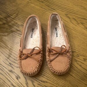Minnetonka shoes/moccosins. Sz 9